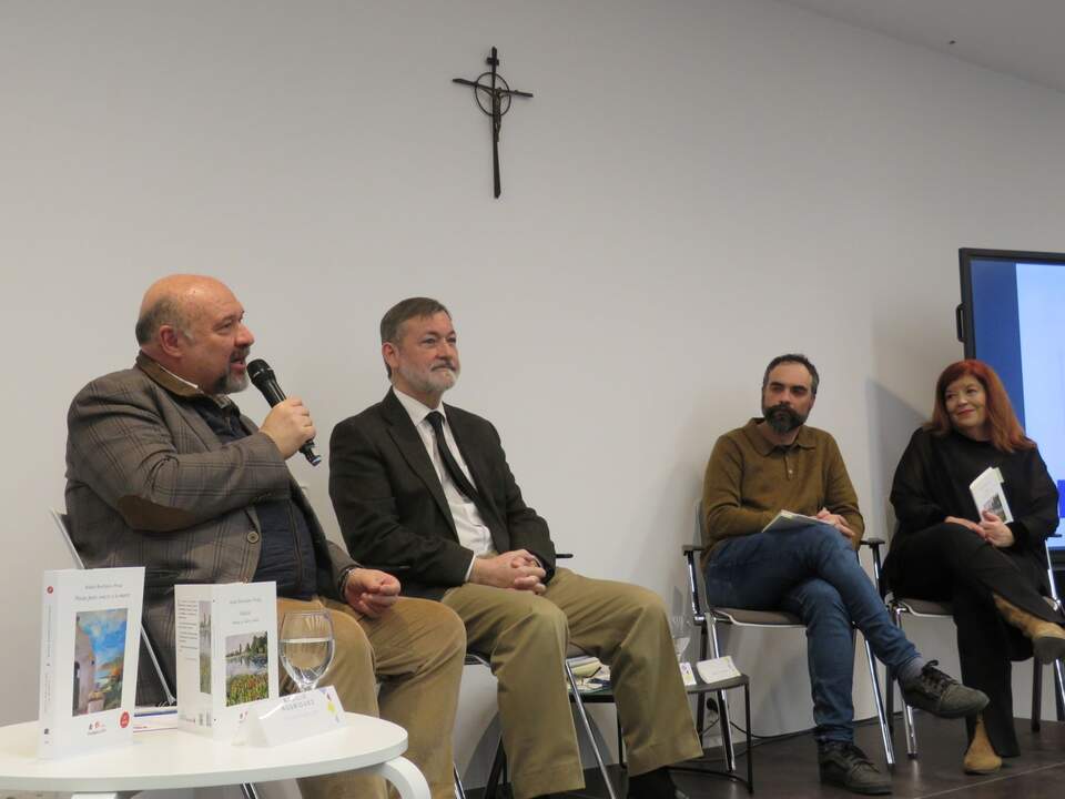 A la derecha, en primer término, Basilio Rodríguez Cañada, durante su intervención, junto a Rafael Rodríguez-Ponga; David Carril y Maria Sabas