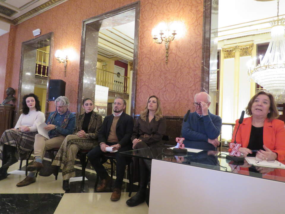 De izquierda a derecha, Mónica Redondo; Enrique Ferrer; Mónica Conesa; Alejandro Roy; Raquel Lojendio; Paco López e Isamay Benavente