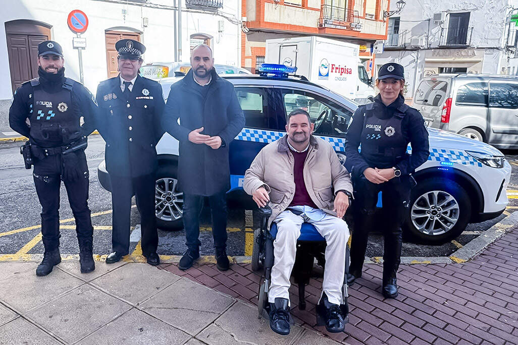 Autoridades locales e integrantes del cuerpo policial, ante el nuevo vehículo patrulla