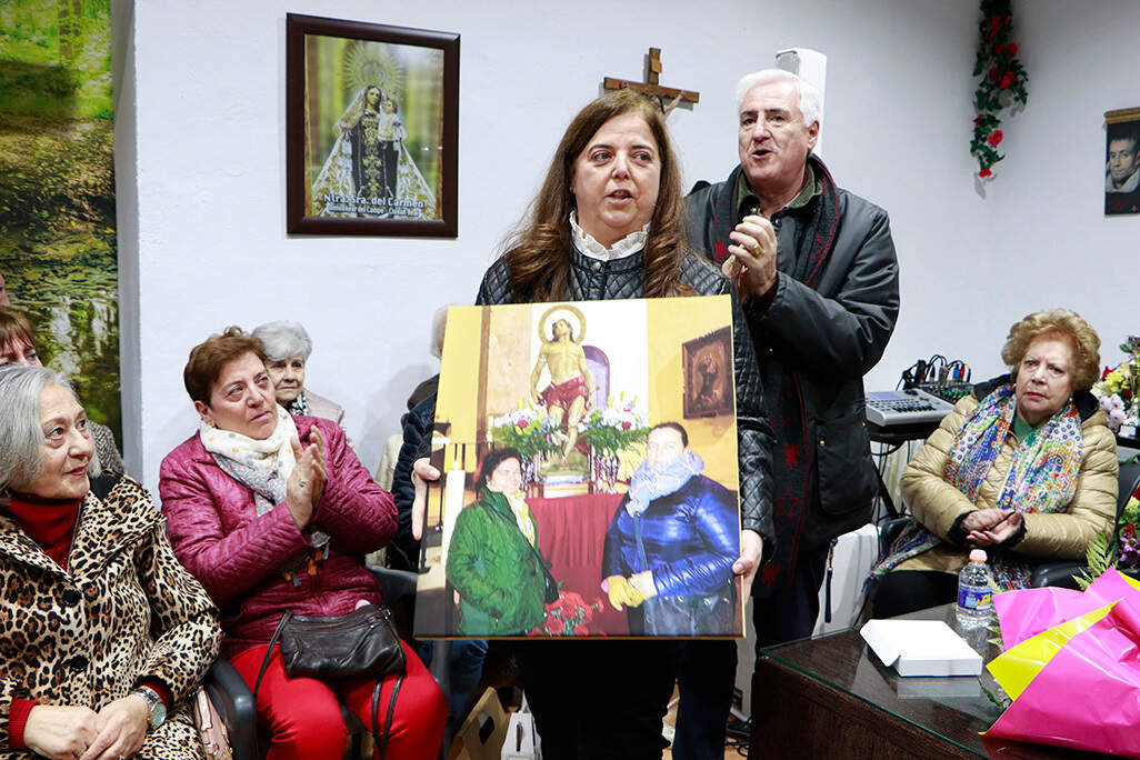 La pregonera, Isabel Acero González, con el regalo de una fotografía junto a su madre y al santo, que le regaló como agradecimiento el colectivo vecinal