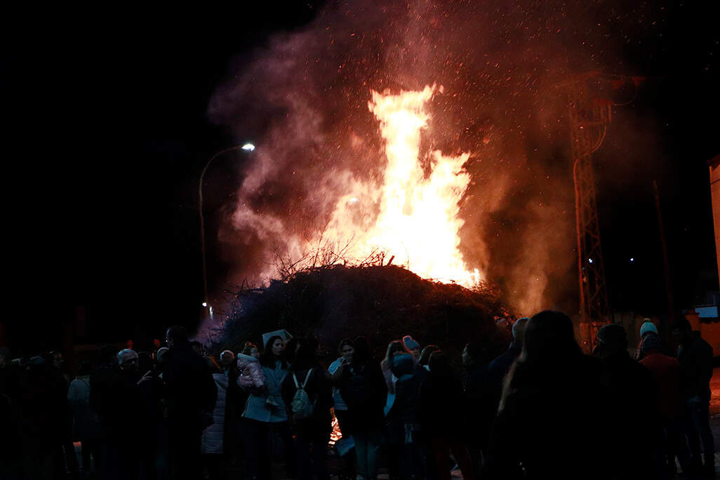 Llamas de la tradicional candelaria en honor a san Sebastián