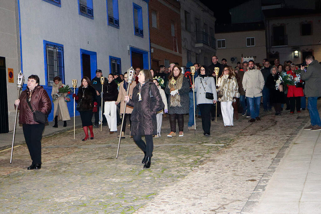 Participantes en la ofrenda floral del lunes por la noche
