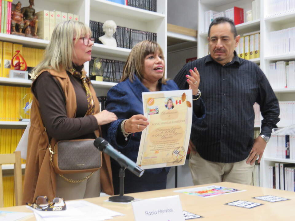 Ana María López Expósito y Manuel Ramírez Santos, miembros de grupo Sábados Poéticos Nueva Barraca, hicieron entrega del nombramiento de "Embajadora de SPNB en Perú para las mujeres migrantes” a Rocio Hervias