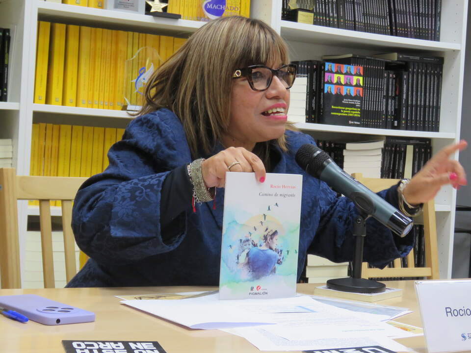 Rocio Hervias con su libro Camino de migrante