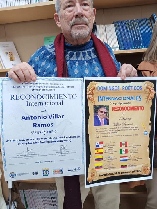 Antonio Villar Ramos, con dos de sus diplomas
