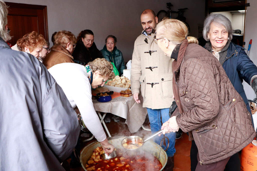 El alcalde, Jesús Ruiz, interesándose por las peculiaridades de la comida de este año