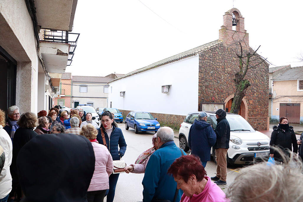 La ermita, a la derecha, vista desde la cochera de Luisa