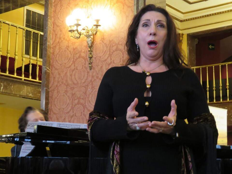 El acto se inició y se clausuró con las excelentes actuaciones musicales, de varios números de zarzuela, de la soprano María Rodríguez y el pianista Sergio Kuhlmann