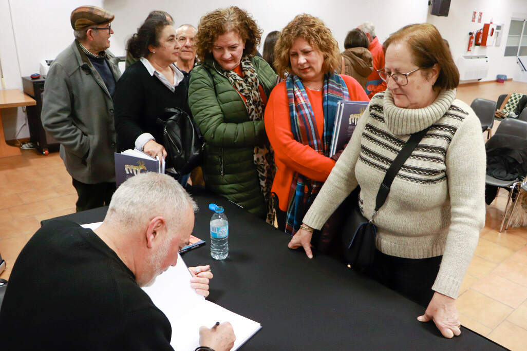 El autor dedicó ejemplares al término del acto