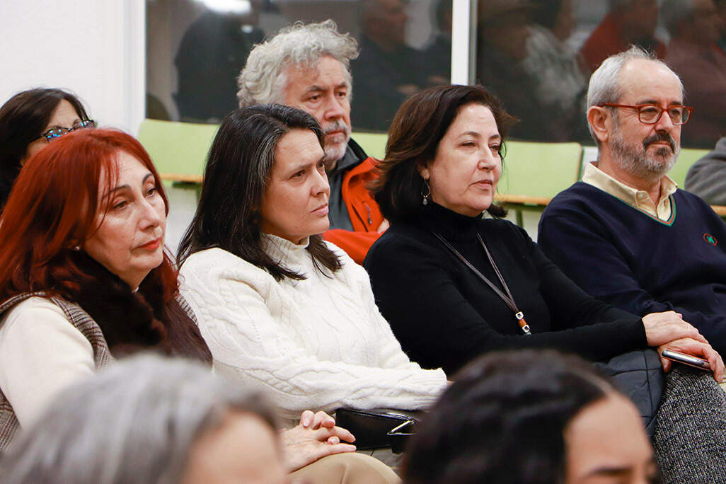 Entre los asistentes, la directora del CEIP _Cervantes_, segunda por la izquierda