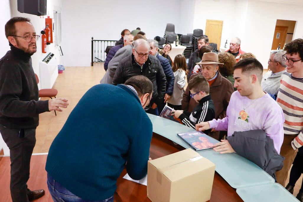 Reparto gratuito de la obra entre los asistentes a la presentación