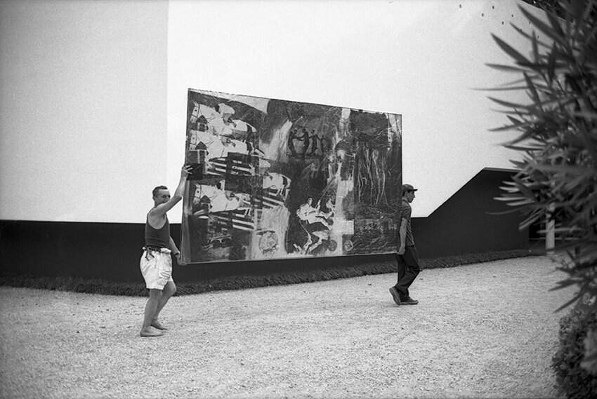 Transporte de las obras de Robert Rauschenberg, XXXII Exposición Internacional Bienal de Arte. Venecia, 1964. Ugo Mulas
