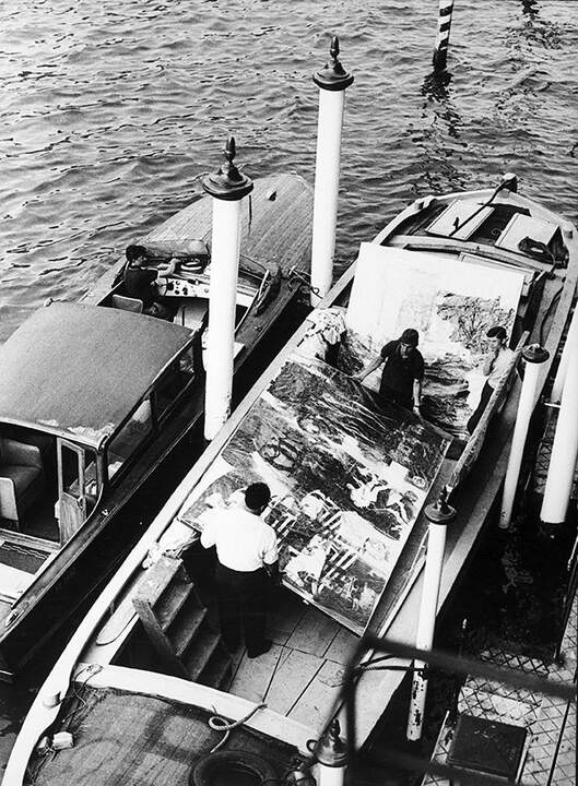 Transporte de las obras de Robert Rauschenberg, XXXII Exposición Internacional Bienal de Arte. Venecia, 1964. Ugo Mulas