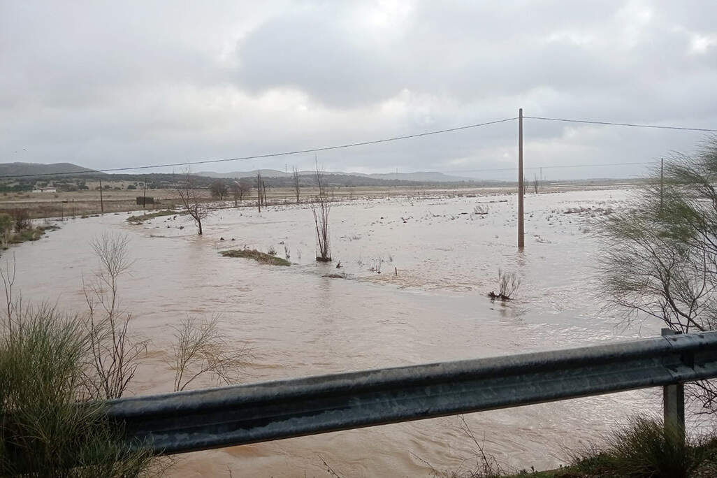 Las aguas del Ojailén se han desbordado en distintos puntos del término municipal