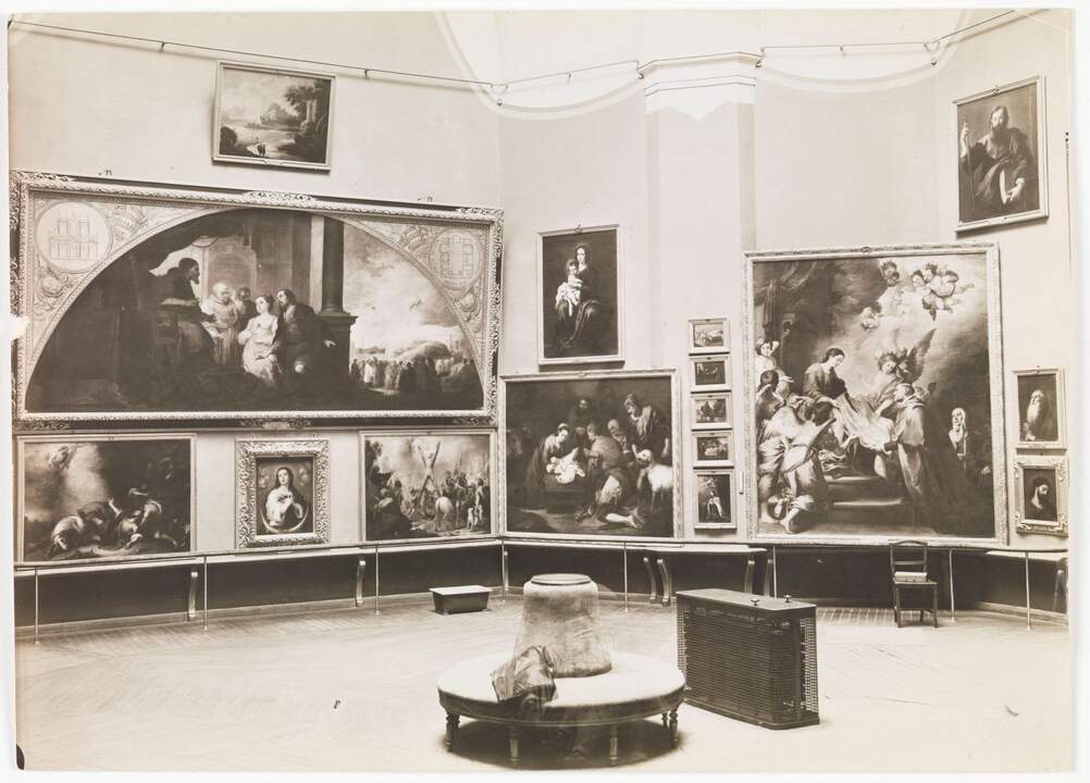 Vista de la sala de Murillo. José Lacoste (1872-¿?), fotógrafo, y Juana Roig (1877-1941), editora . Papel a la gelatina. Firmada. 1902-9 . Procede del Archivo del Museo del Prado. HF-1233