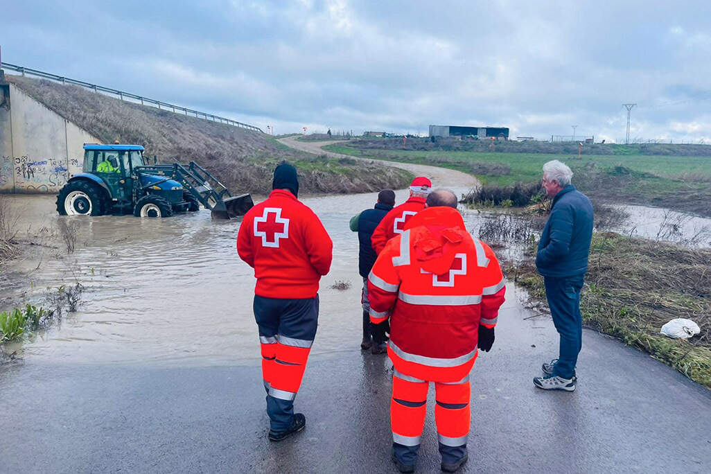 Operarios muncipales han apoyado al destacamento de Cruz Roja, este domingo en sus funciones de protección civil