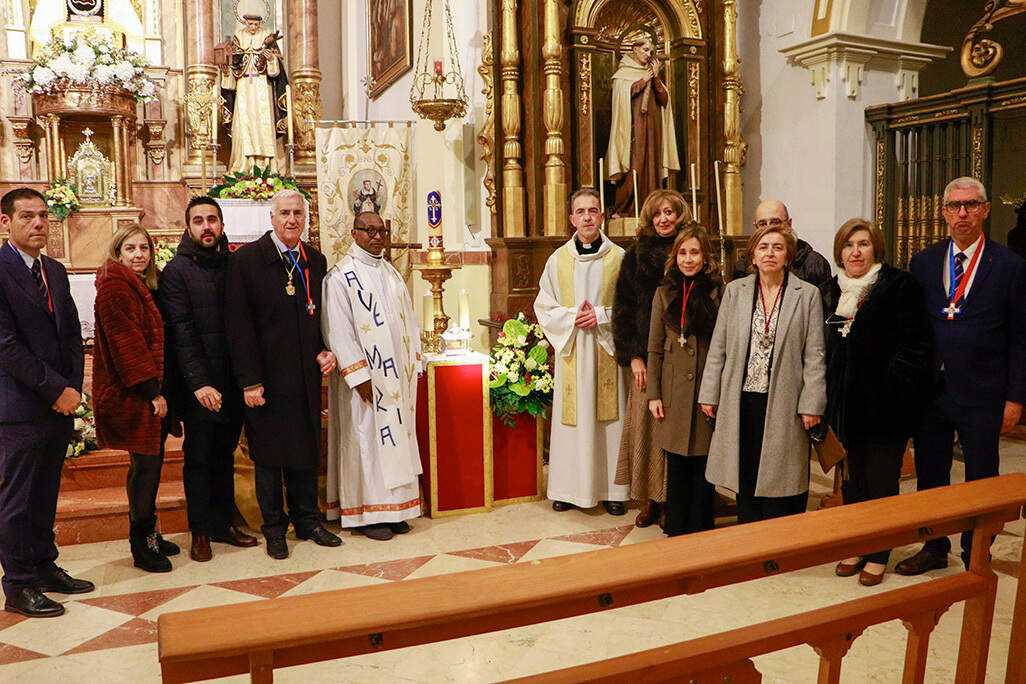 Autoridades, integrantes de la Hermandad de los Santos y sacerdotes de la parroquia, junto a las reliquias de san Juan Bautista de la Concepción ayer