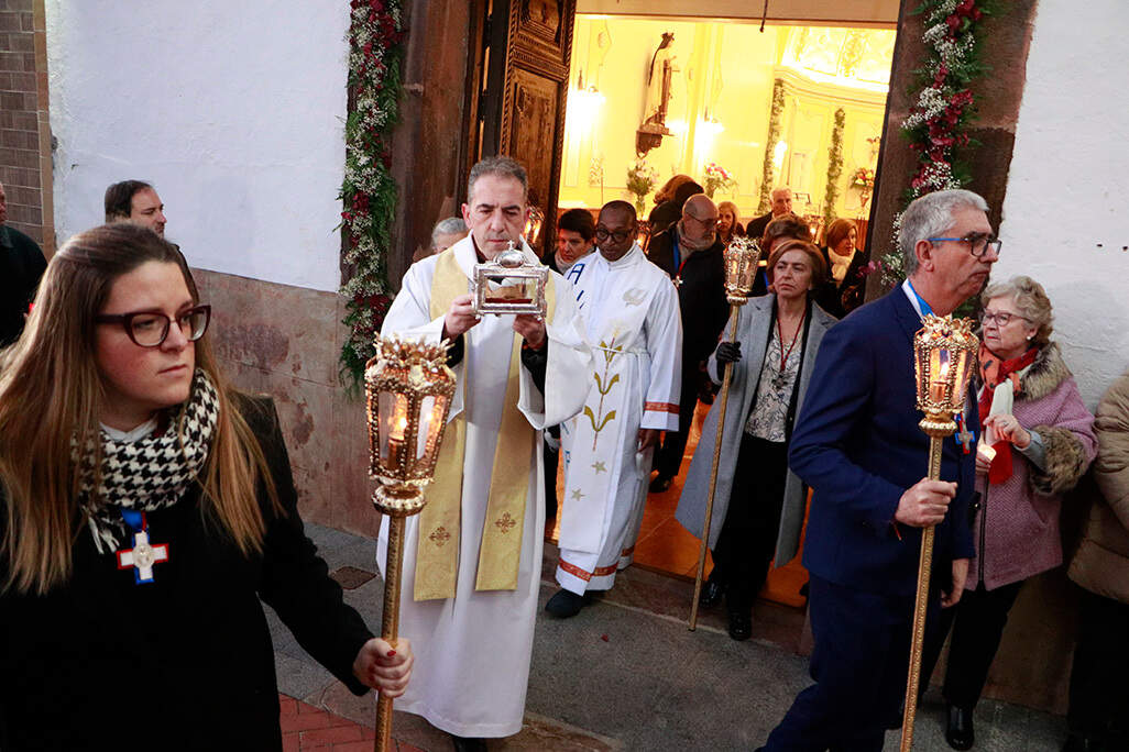 Salida del cortejo procesional ayer desde la ermita del santo almodovareño