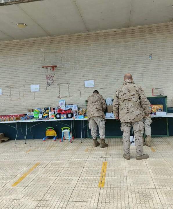 Militares recibiendo juguetes El Capirote por la DANA