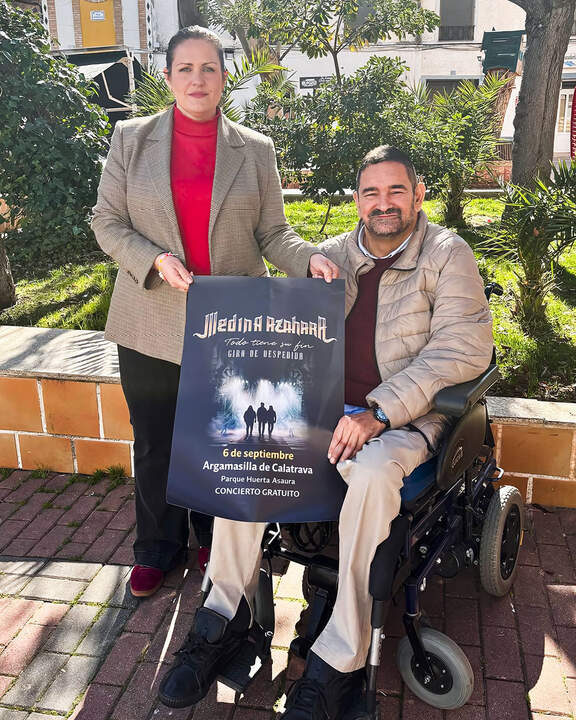 Estela Céspedes y Sergio Gijón, ediles de Argamasilla de Calatrava, con el cartel anunciador de Medina Azahara