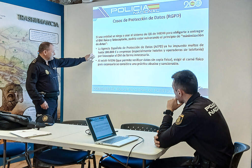 El subinspector Segura, de pie, explicando una de las fichas explicativas sobre MiDNI