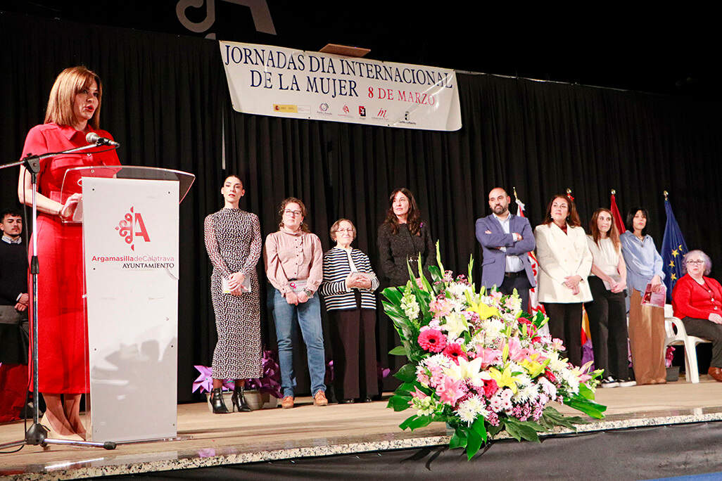 Cristina Medina, una de las rabaneras homenajeadas, dirigiéndose al público junto al resto de paisanas homenajeadas ayer y autoridades