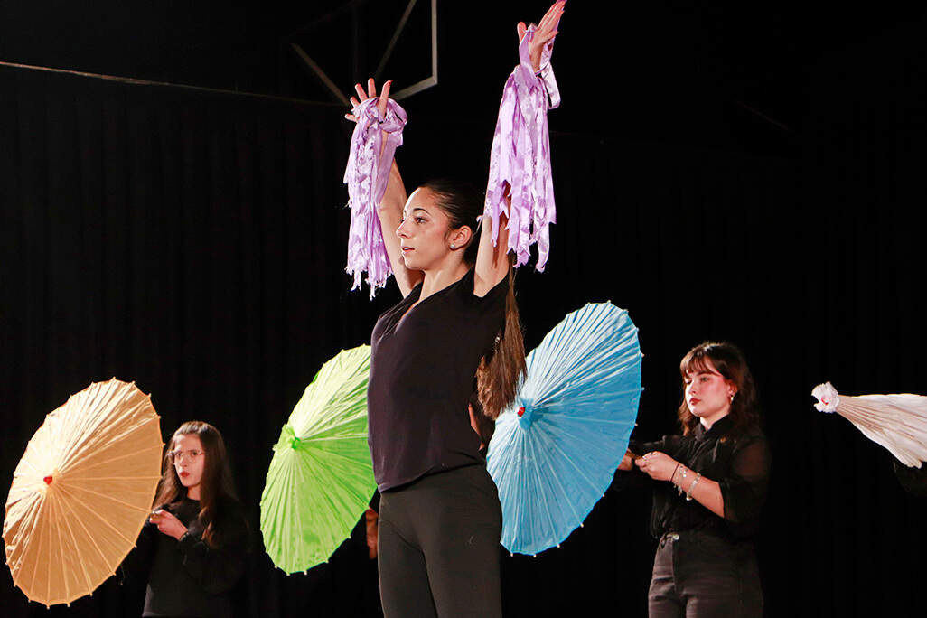Un momento de la interpretación ‘Sombrillas que laten al son de la vida’ por alumnas de Secundaria