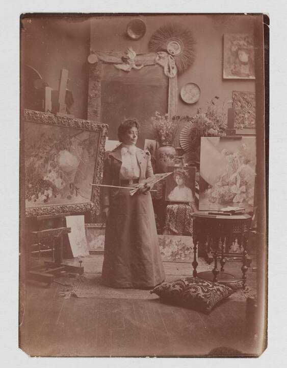 María Luisa de la Riva Muñoz en su estudio de París. Anónimo . Fotografía. Hacia 1900