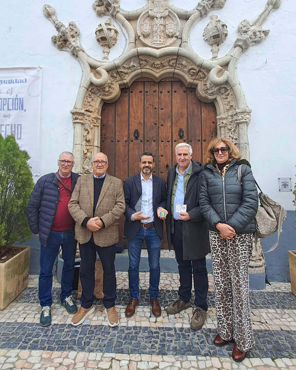 Paco Bermejo y Carmelo García, secretario y presidente del Club Taurino, con los alcaldes González Andrade y Lozano García y la edil almodovareña Carmen Santos