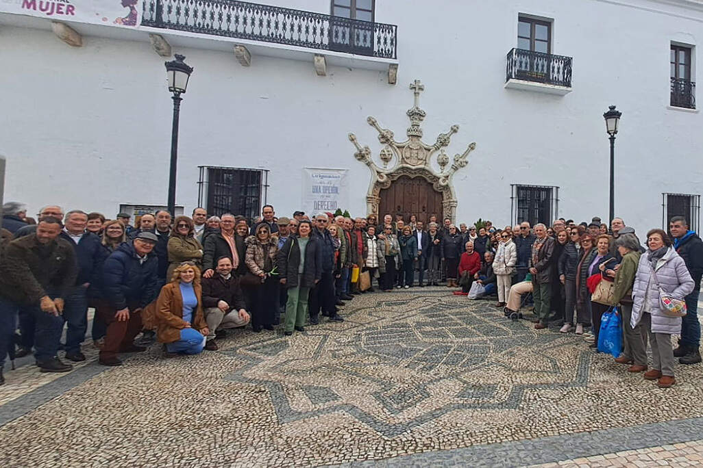 Posando ayer con el alcalde de Olivenza, a la llegada a la localidad