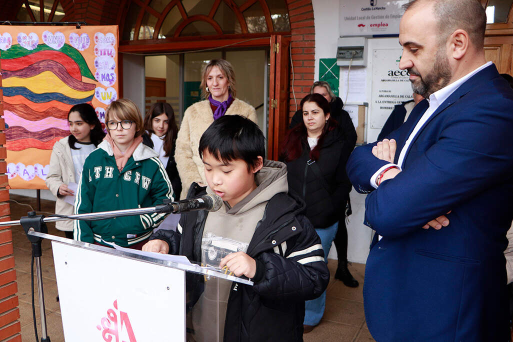 En primer término el alcalde, junto a uno de los cuatro escolares que han leído el manifiesto de este año