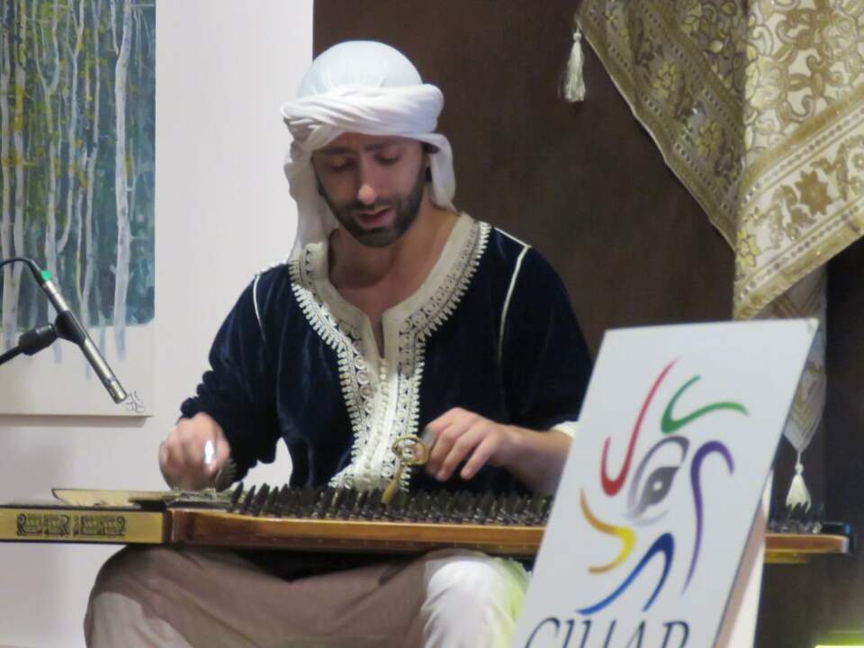 El músico Hussam actuó durante el acto interpretando música andalusí tocando el instrumento “Qanun”