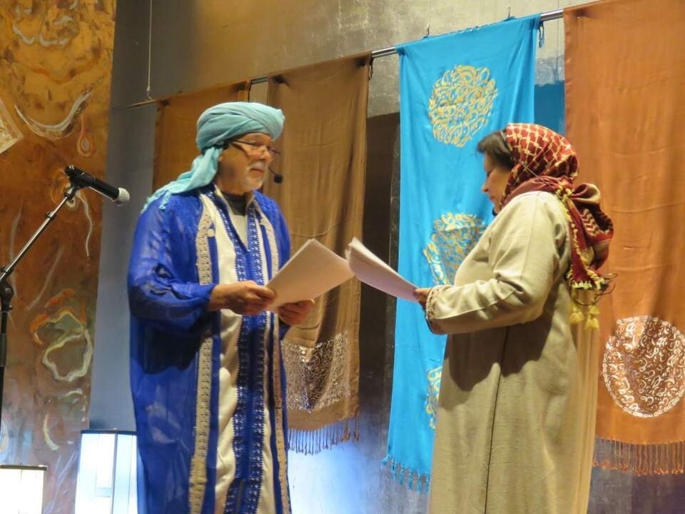 Los poetas Rosa Rodríguez y Primitivo Oliva durante su interpretación teatral