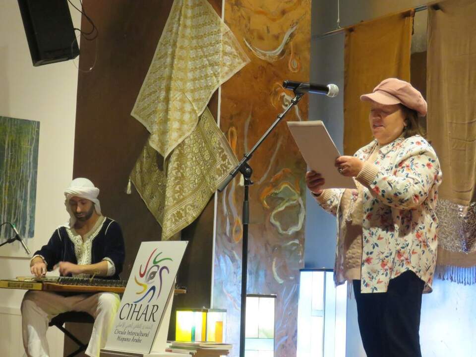 La poeta Ana Ortega durante su recital poético junto al musico Hussam
