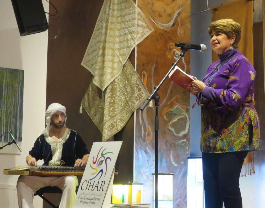 La poeta Feli Moreno durante su recital poético junto al musico Hussam