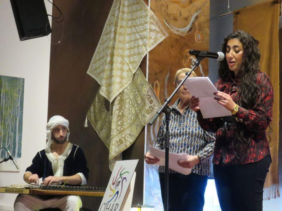 El músico Hussam y las poetas María Antonia Calvo y Zahraa Jabbar, en primer término, leyendo un poema