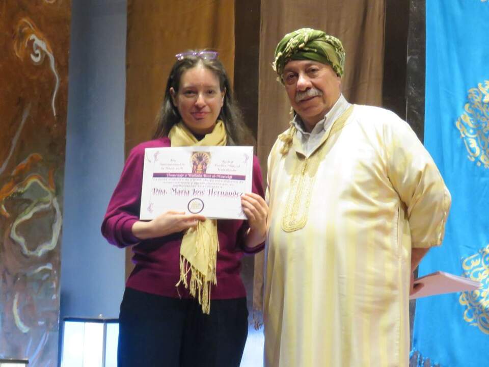 La poeta María José Hernández, con su diploma, junto a Abdo Tounsi
