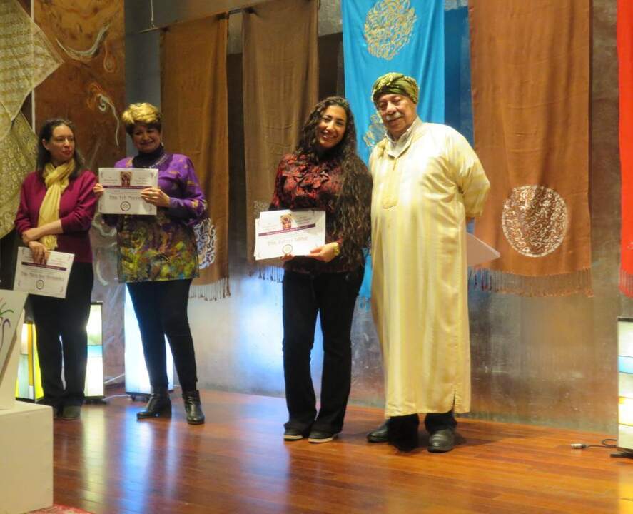 Las poetas La poeta María José Hernández, Feli Moreno y Zahraa Jabbar, con sus diplomas, junto a Abdo Tounsi