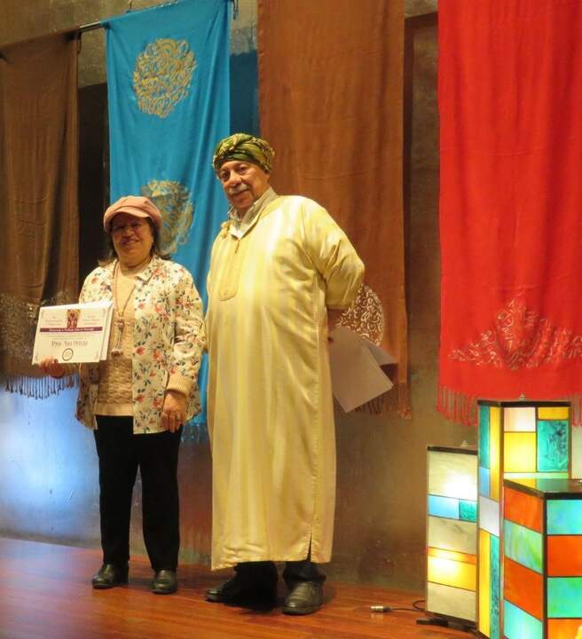 La poeta Ana Ortega, con su diploma, junto a Abdo Tounsi
