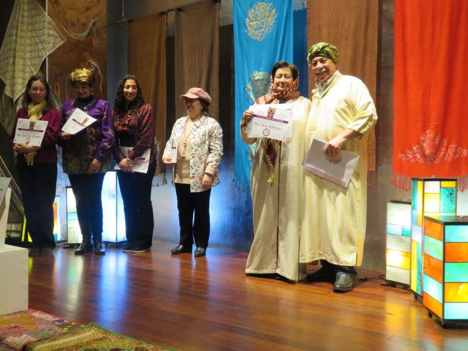 Las poetas María José Hernández, Feli Moreno, Zahraa Jabbar, Ana Ortega , Rosa Rodríguez ,con sus diplomas, junto a Abdo Tounsi