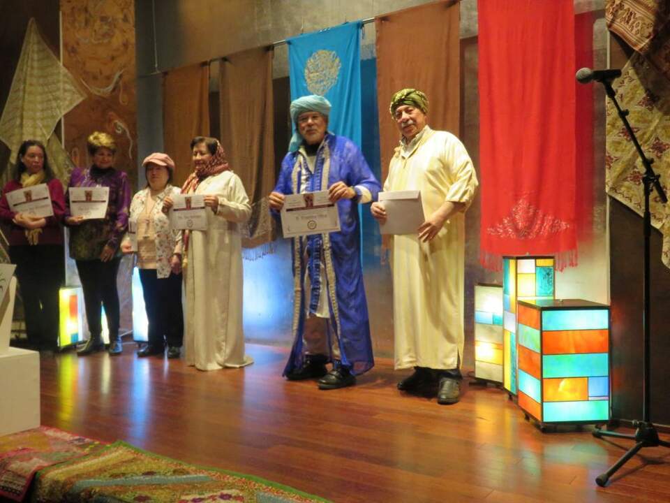 Los poetas María José Hernández, Feli Moreno, Ana Ortega , Rosa Rodríguez , y Primitivo Oliva ,con sus diplomas, junto a Abdo Tounsi