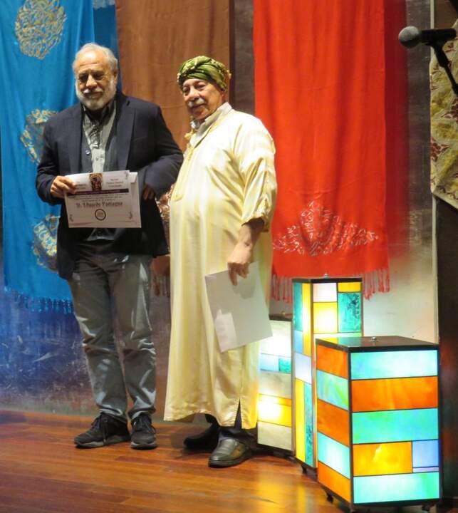 El musicólogo Eduardo Paniagua, con su diploma, junto a Abdo Tounsi