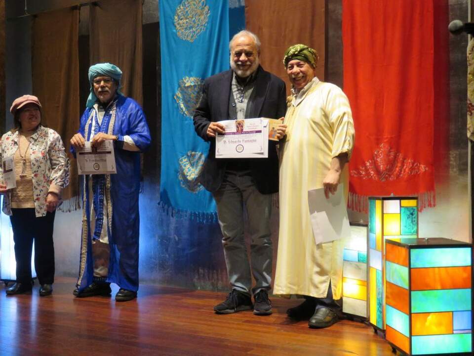 Los poetas Ana Ortega y Primitivo Oliva, y el musicólogo Eduardo Paniagua, con sus diplomas, junto a Abdo Tounsi