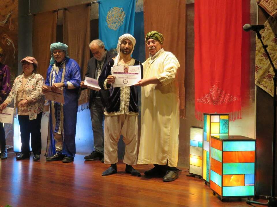 Los poetas Ana Ortega y Primitivo Oliva, el musicólogo Eduardo Paniagua, y el músico Hussam ,con sus diplomas, junto a Abdo Tounsi