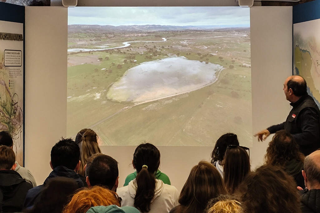 Vista aérea de la laguna de Retamar, en Brazatortas, mostrada durante la charla de bienvenida