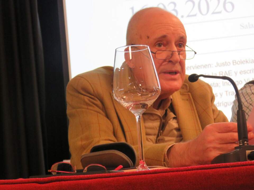 El Secretario Primero de la Sección Africanista, Miguel Ángel García Raserón, que leyó un texto enviado por Gloria Nistal Rosique, escritora, africanista y fotógrafa
