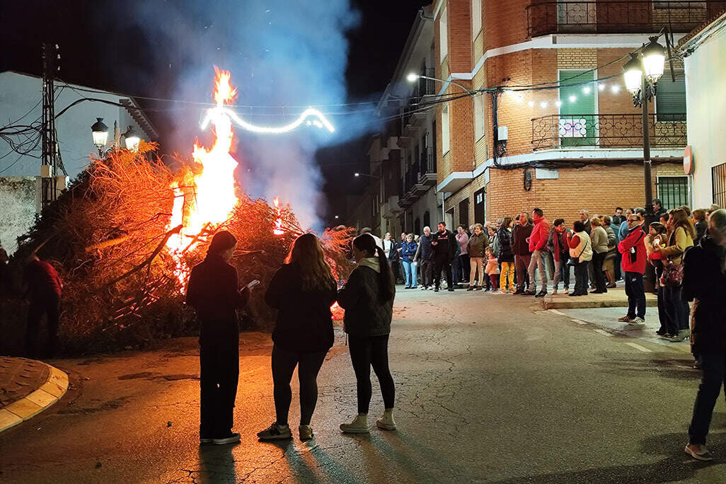 Las llamas, prendidas anoche de la última candelaria del ciclo, en el Altozano
