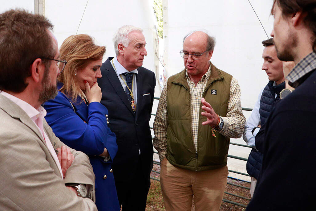 Conversando con otro de los ganaderos, en la carpa de ovinos y equinos
