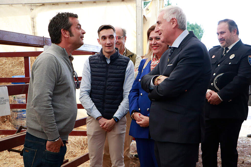 Saludando a uno de los ganaderos de raza angus expuestos