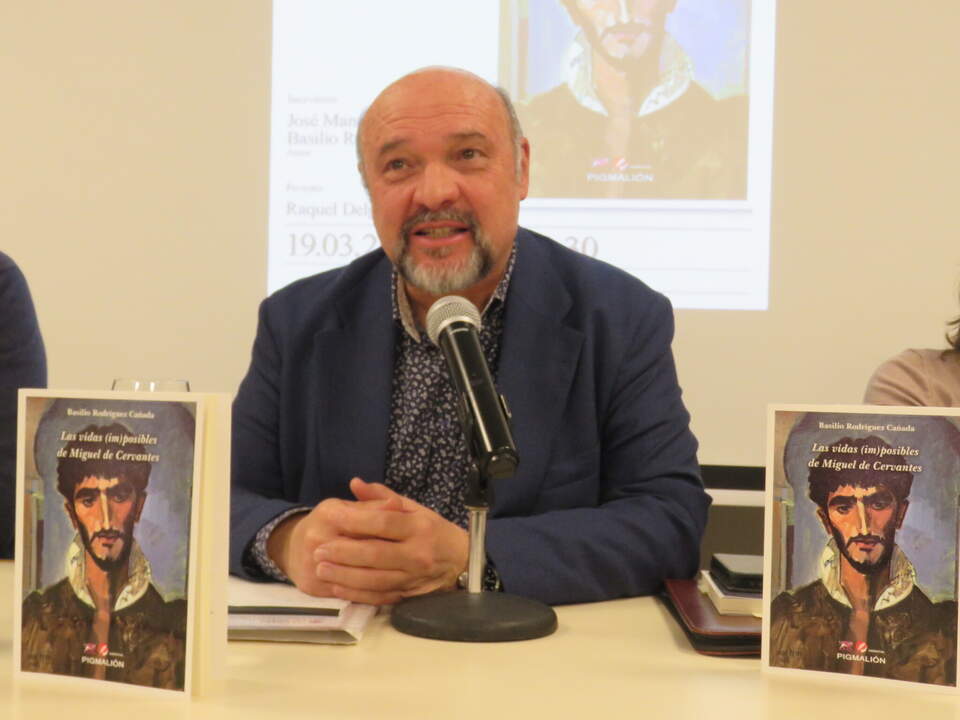 El autor, Basilio Rodríguez Cañada, escritor, poeta, Presidente del Grupo Editorial Sial Pigmalión y de la Sección Africanista del Ateneo de Madrid